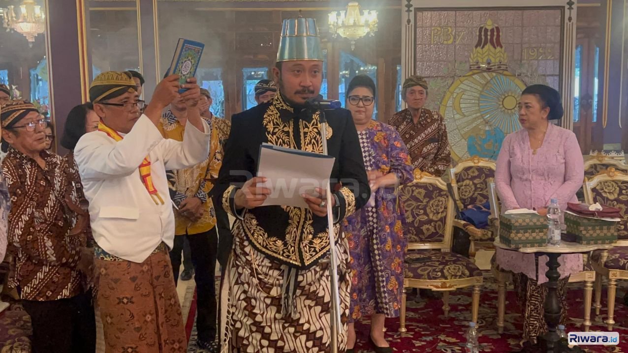 KGPH Hangabehi saat mendklarasikan sebagai  SISKS Paku Buwono XIV  13 November 2025